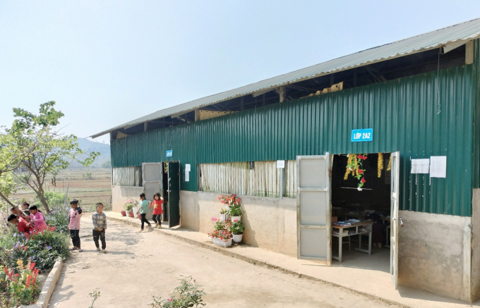 Phòng học bằng tôn hiện là nơi học tập của học sinh lớp 1, 2. Ảnh: Quỳnh Anh