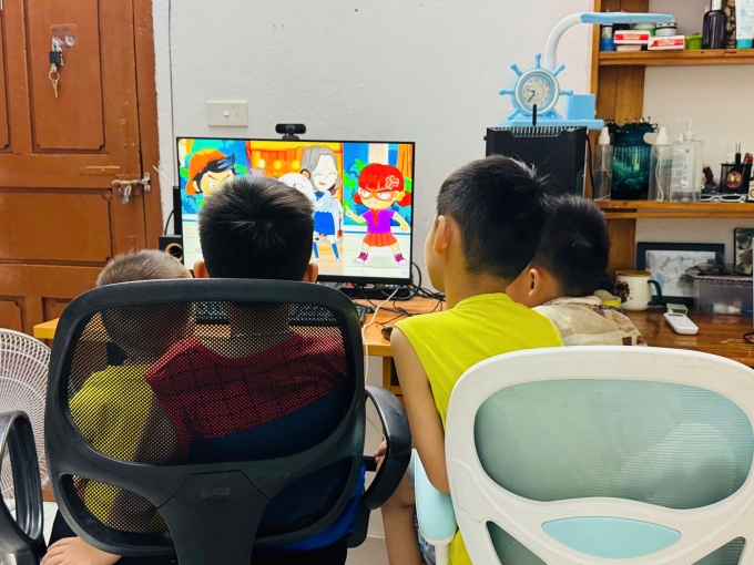 Các con chị Thu Trang xem hoạt hình cùng trẻ hàng xóm khi được nghỉ học, trưa 21/8. Ảnh nhân vật cung cấp