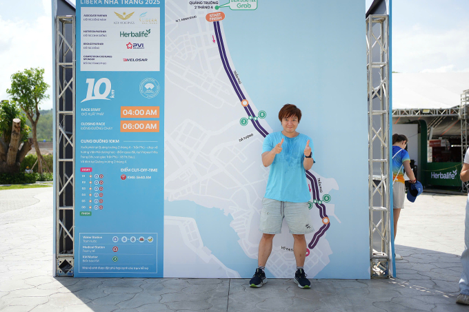 Phạm Toàn Thắng check-in cùng sơ đồ cung 10km VM Nha Trang 2025. Ảnh: VM